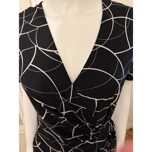 Women's Anne Klein Black & White Abstract Wrap Dress - Size 8 - Picture 4 of 5
